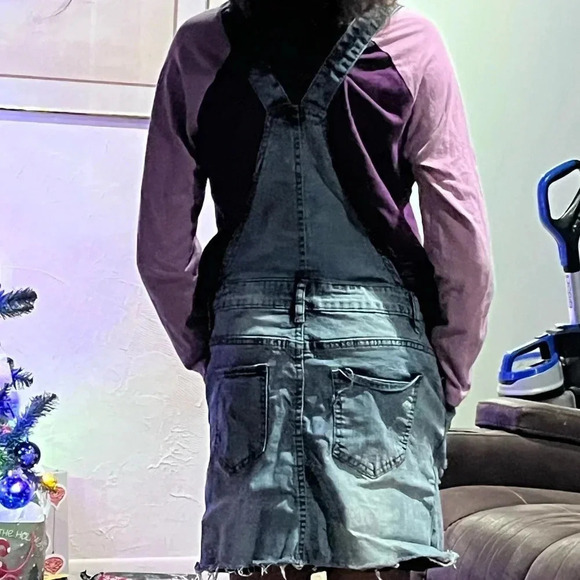 overalls w/ ripped front pocket - Picture 4 of 9